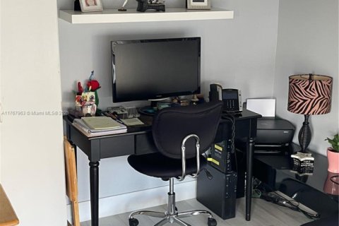 Купить кондоминиум в Халландейл-Бич, Флорида 2 спальни, 99.87м2, № 1958195 - фото 4