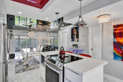 Condo in Hallandale Beach, Florida, 1 bedroom  № 1698994 - photo 11