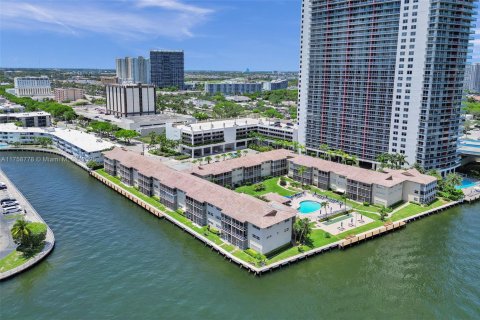 Condo in Hallandale Beach, Florida, 1 bedroom  № 1698994 - photo 2