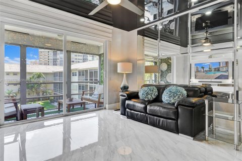 Condo in Hallandale Beach, Florida, 1 bedroom  № 1698994 - photo 28
