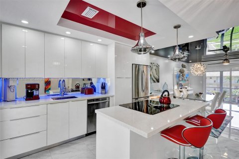 Condo in Hallandale Beach, Florida, 1 bedroom  № 1698994 - photo 1