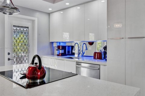 Condo in Hallandale Beach, Florida, 1 bedroom  № 1698994 - photo 20