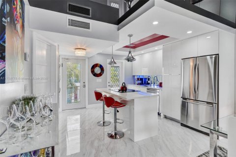 Condo in Hallandale Beach, Florida, 1 bedroom  № 1698994 - photo 18