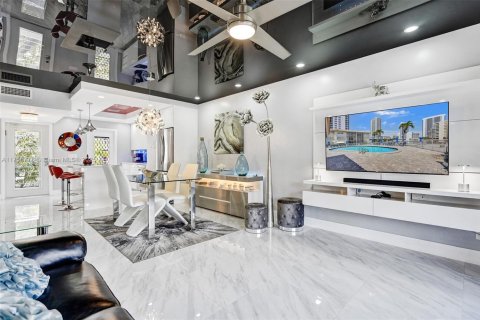 Condo in Hallandale Beach, Florida, 1 bedroom  № 1698994 - photo 30