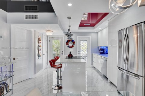 Condo in Hallandale Beach, Florida, 1 bedroom  № 1698994 - photo 13