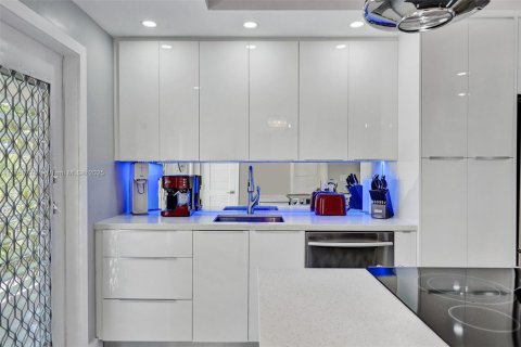 Condo in Hallandale Beach, Florida, 1 bedroom  № 1698994 - photo 21