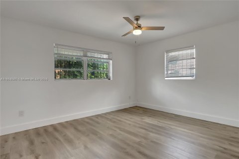 House in Miami, Florida 2 bedrooms, 137.96 sq.m. № 1888125 - photo 9