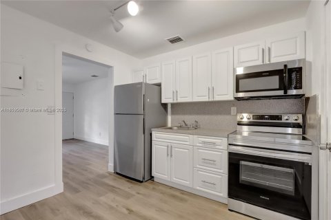 House in Miami, Florida 2 bedrooms, 137.96 sq.m. № 1888125 - photo 2