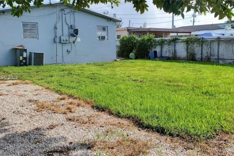 House in Miami, Florida 2 bedrooms, 137.96 sq.m. № 1888125 - photo 6