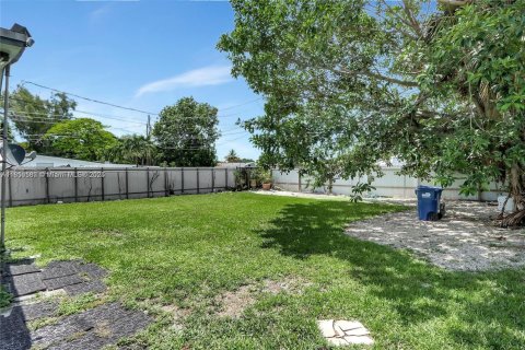 House in Miami, Florida 2 bedrooms, 137.96 sq.m. № 1888125 - photo 7
