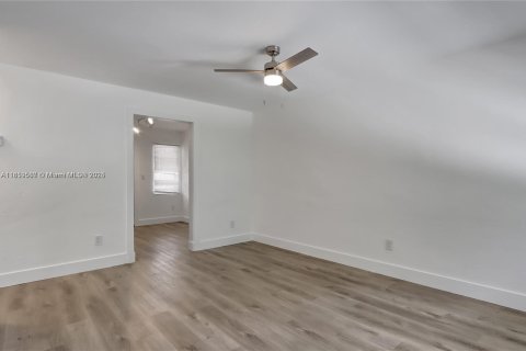 House in Miami, Florida 2 bedrooms, 137.96 sq.m. № 1888125 - photo 13