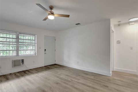 House in Miami, Florida 2 bedrooms, 137.96 sq.m. № 1888125 - photo 12