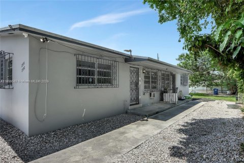 House in Miami, Florida 2 bedrooms, 137.96 sq.m. № 1888125 - photo 1