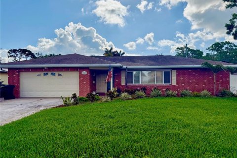 House in Saint Petersburg, Florida 4 bedrooms, 174.66 sq.m. № 1807020 - photo 1