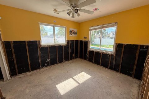 House in Saint Petersburg, Florida 4 bedrooms, 174.66 sq.m. № 1807020 - photo 6