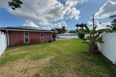 House in Saint Petersburg, Florida 4 bedrooms, 174.66 sq.m. № 1807020 - photo 23