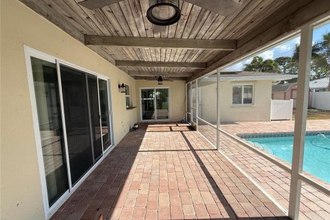 House in Saint Petersburg, Florida 4 bedrooms, 174.66 sq.m. № 1807020 - photo 17