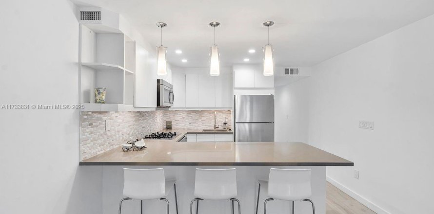 Condominio en Miami Beach, Florida, 1 dormitorio  № 1979680