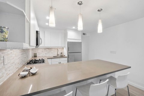 Condominio en venta en Miami Beach, Florida, 1 dormitorio, 57.6 m2 № 1979680 - foto 2