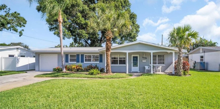 House in Saint Petersburg, Florida 3 bedrooms, 127.65 sq.m. № 1914531