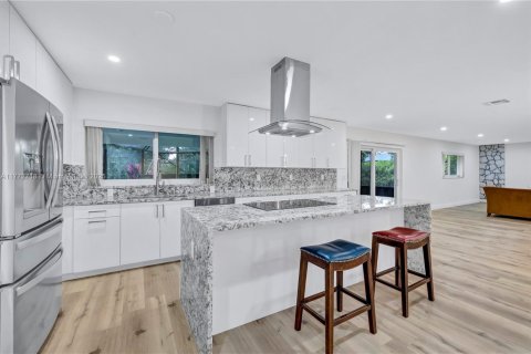 Casa en venta en Hollywood, Florida, 6 dormitorios, 318.1 m2 № 1727408 - foto 3