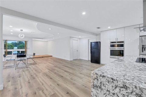 Casa en venta en Hollywood, Florida, 6 dormitorios, 318.1 m2 № 1727408 - foto 4