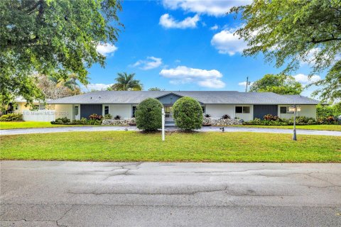 Casa en venta en Hollywood, Florida, 6 dormitorios, 318.1 m2 № 1727408 - foto 28