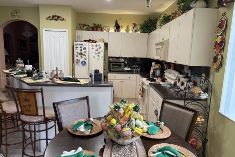 House in Miami, Florida 3 bedrooms, 179.67 sq.m. № 2012260 - photo 21