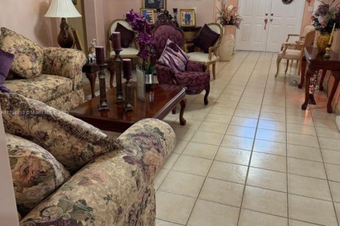 House in Miami, Florida 3 bedrooms, 179.67 sq.m. № 2012260 - photo 16