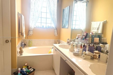 House in Miami, Florida 3 bedrooms, 179.67 sq.m. № 2012260 - photo 28