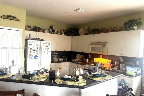 House in Miami, Florida 3 bedrooms, 179.67 sq.m. № 2012260 - photo 19