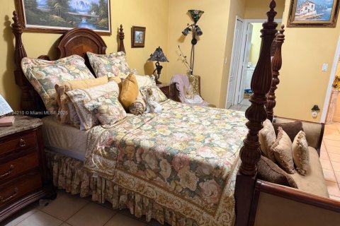 House in Miami, Florida 3 bedrooms, 179.67 sq.m. № 2012260 - photo 24