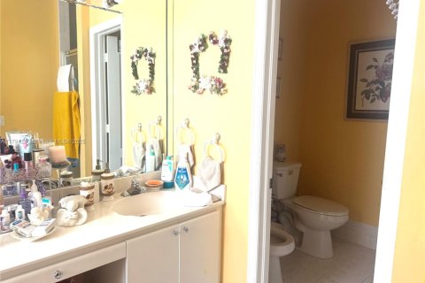 House in Miami, Florida 3 bedrooms, 179.67 sq.m. № 2012260 - photo 29