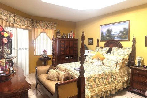 House in Miami, Florida 3 bedrooms, 179.67 sq.m. № 2012260 - photo 26