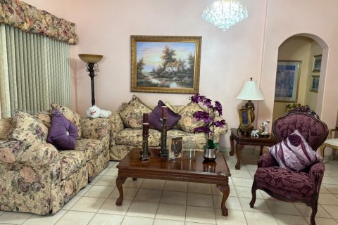 House in Miami, Florida 3 bedrooms, 179.67 sq.m. № 2012260 - photo 9