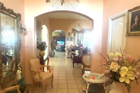 House in Miami, Florida 3 bedrooms, 179.67 sq.m. № 2012260 - photo 12