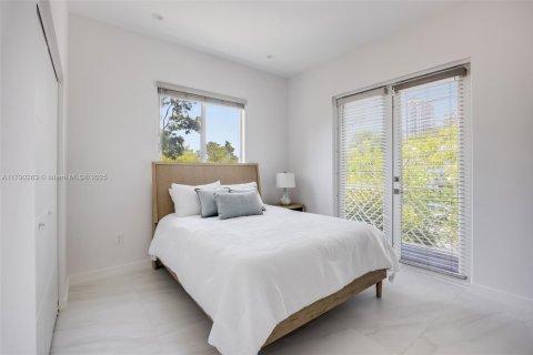 House in Miami, Florida 3 bedrooms, 184.41 sq.m. № 1739972 - photo 14