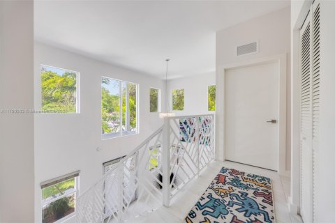 House in Miami, Florida 3 bedrooms, 184.41 sq.m. № 1739972 - photo 12