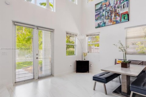 House in Miami, Florida 3 bedrooms, 184.41 sq.m. № 1739972 - photo 8