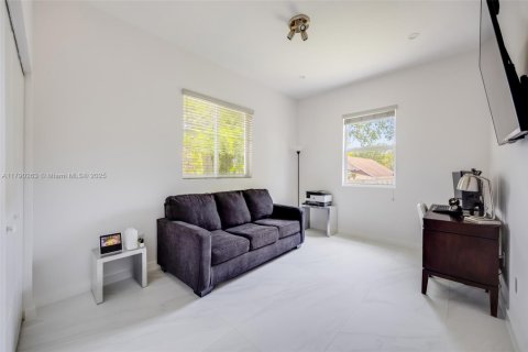 House in Miami, Florida 3 bedrooms, 184.41 sq.m. № 1739972 - photo 13
