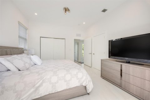 House in Miami, Florida 3 bedrooms, 184.41 sq.m. № 1739972 - photo 16