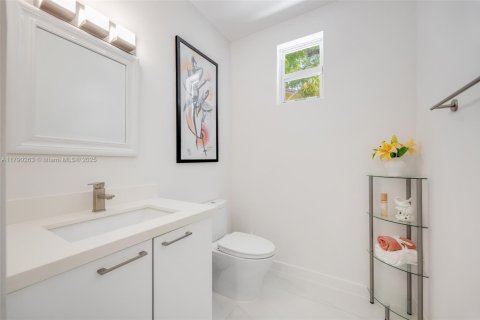 House in Miami, Florida 3 bedrooms, 184.41 sq.m. № 1739972 - photo 20
