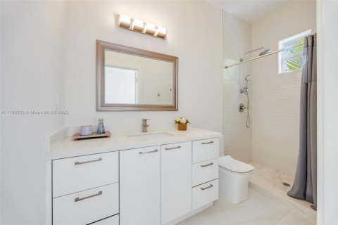 House in Miami, Florida 3 bedrooms, 184.41 sq.m. № 1739972 - photo 18