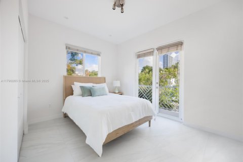House in Miami, Florida 3 bedrooms, 184.41 sq.m. № 1739972 - photo 22