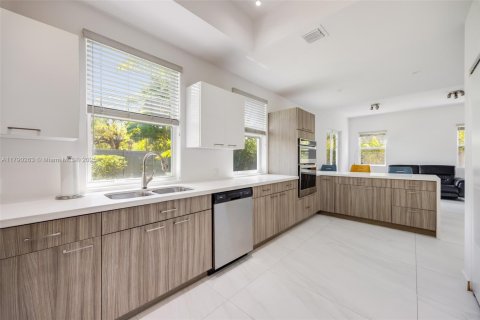 House in Miami, Florida 3 bedrooms, 184.41 sq.m. № 1739972 - photo 9