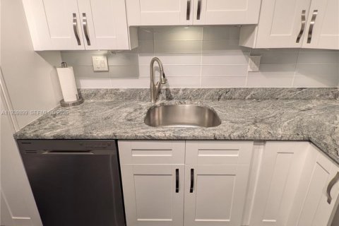 Copropriété à vendre à Aventura, Floride: 2 chambres, 102.56 m2 № 1999140 - photo 2