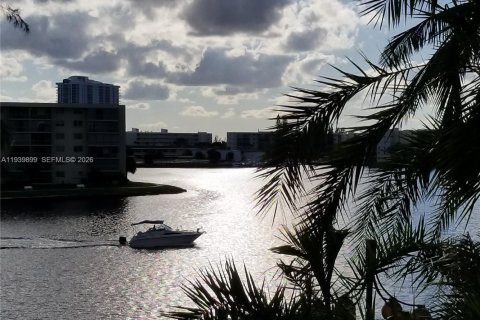 Copropriété à vendre à Aventura, Floride: 2 chambres, 102.56 m2 № 1999140 - photo 20