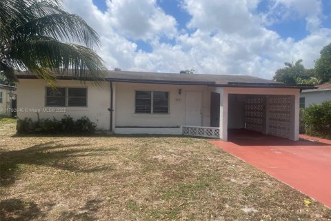 House in Miramar, Florida 3 bedrooms, 124.49 sq.m. № 1665065 - photo 1