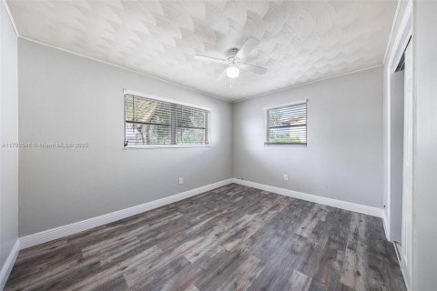 House in Miramar, Florida 3 bedrooms, 124.49 sq.m. № 1665065 - photo 24