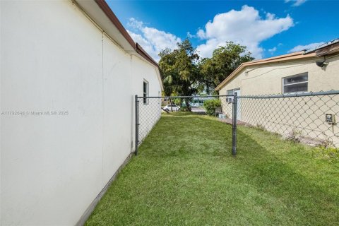 House in Miramar, Florida 3 bedrooms, 124.49 sq.m. № 1665065 - photo 17